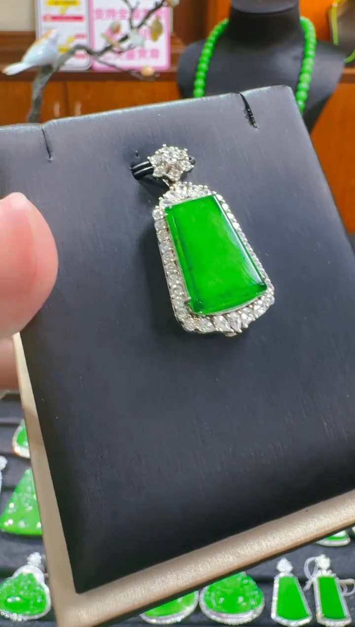 【闪购商品】翡翠吊坠(赠链)银S925镶嵌天然a货翡翠