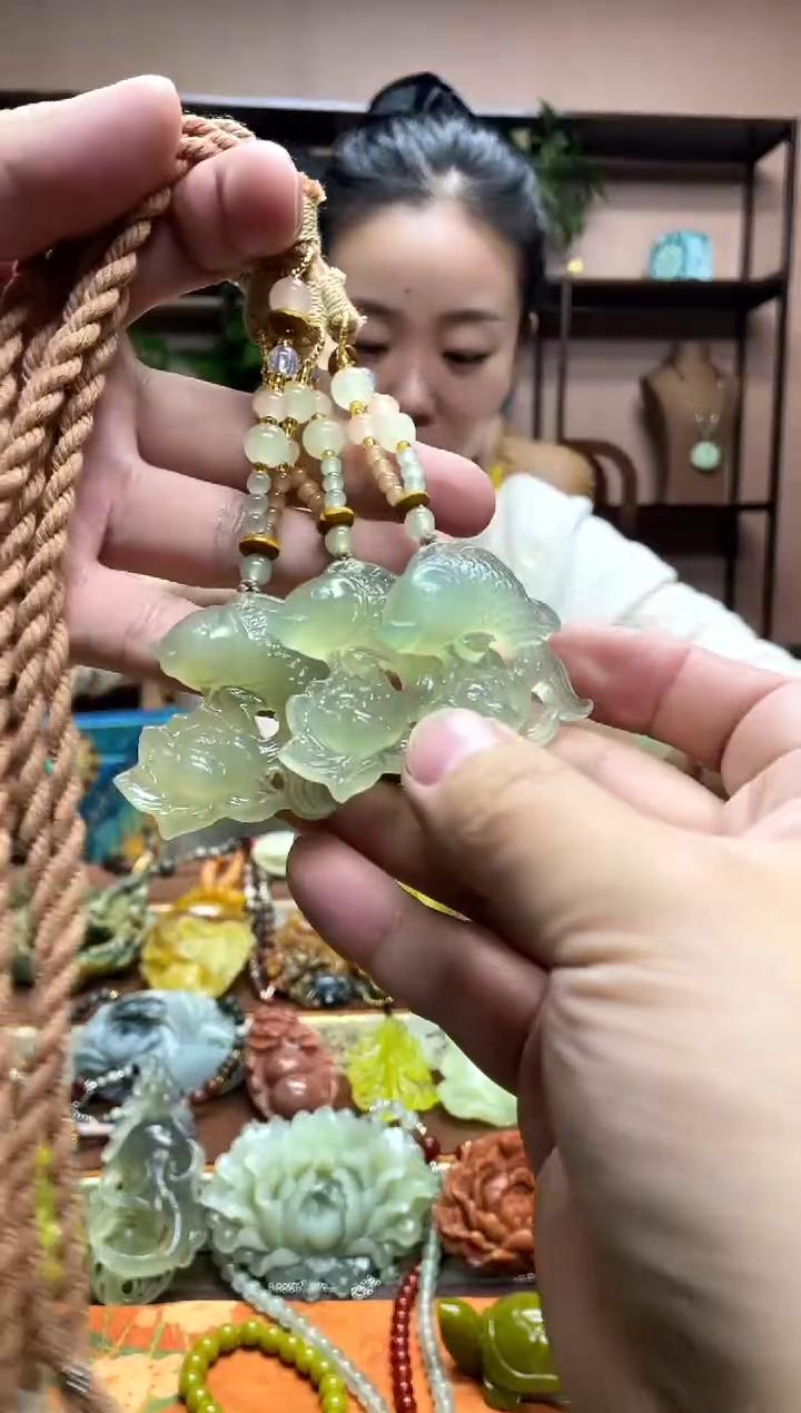 未镶嵌岫玉吊坠多样性发货发其中之一