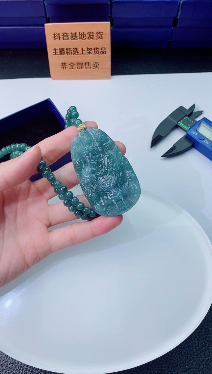 翡翠未镶嵌颈饰   `