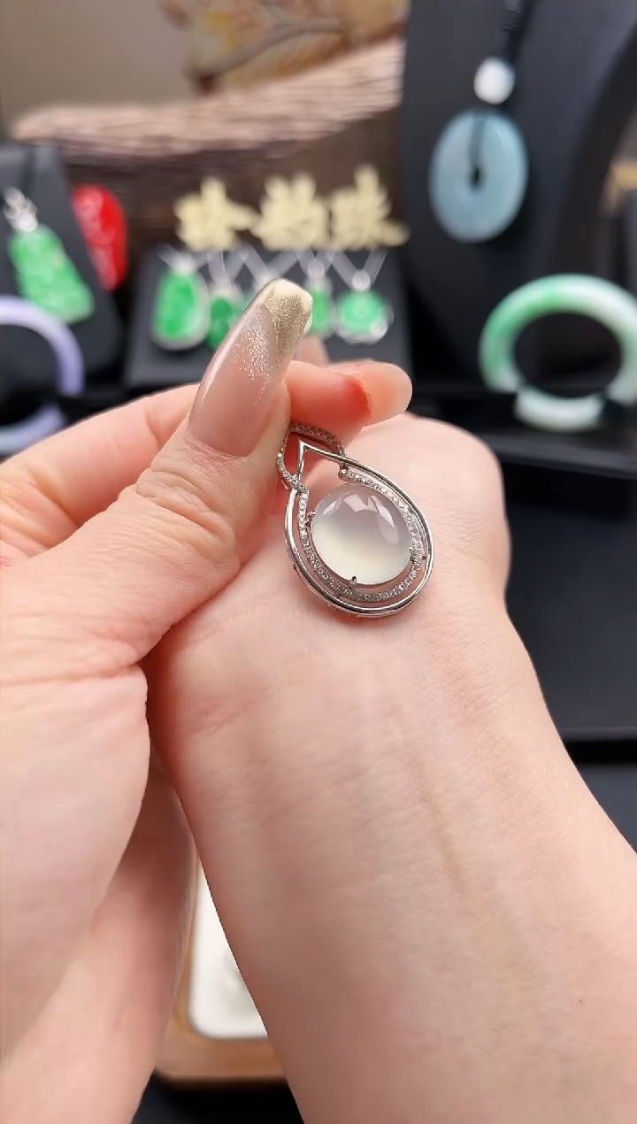 【闪购商品】翡翠颈饰18K金镶嵌吊坠