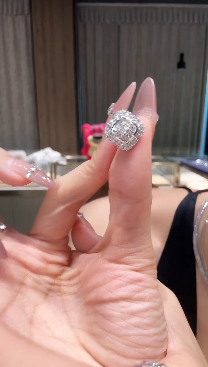 18K金镶嵌耳饰钻石大冰糖