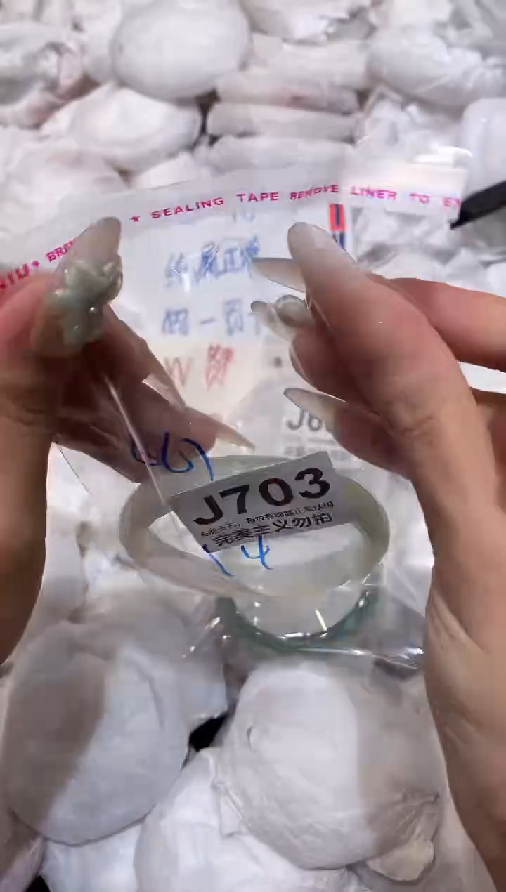 玛瑙/玉髓手镯未镶嵌60