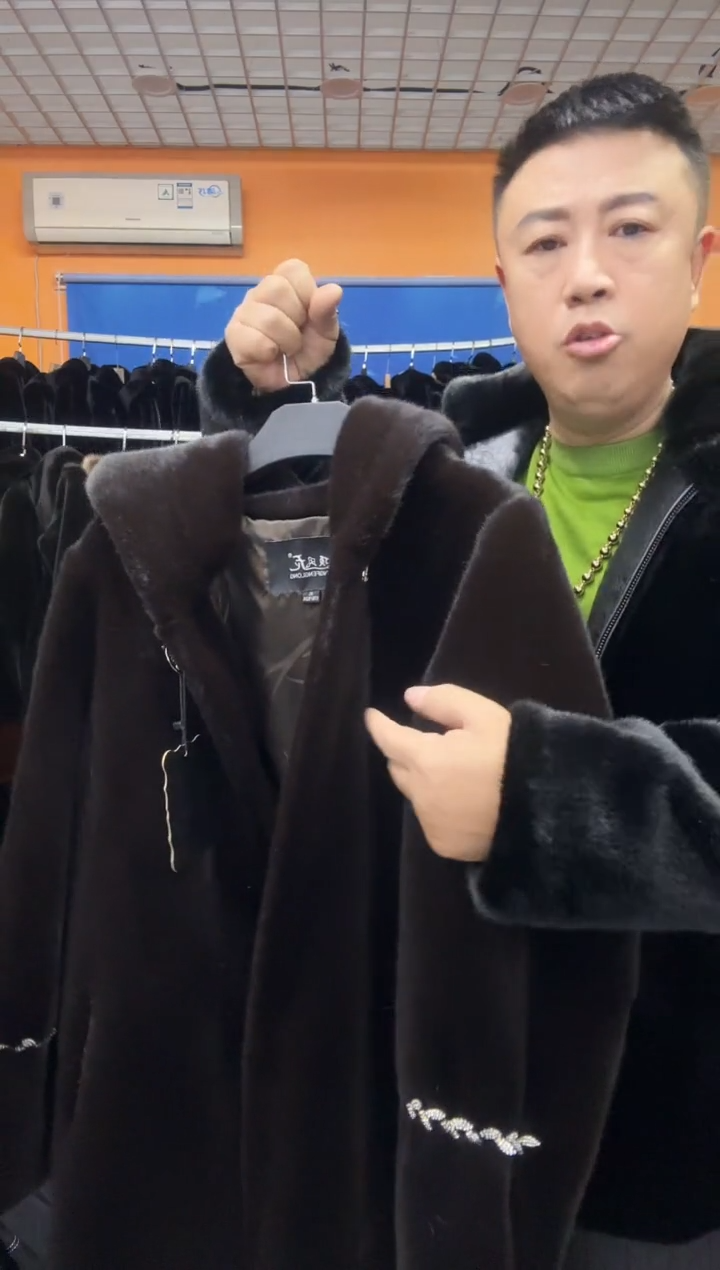 咖色  大衣130斤  女