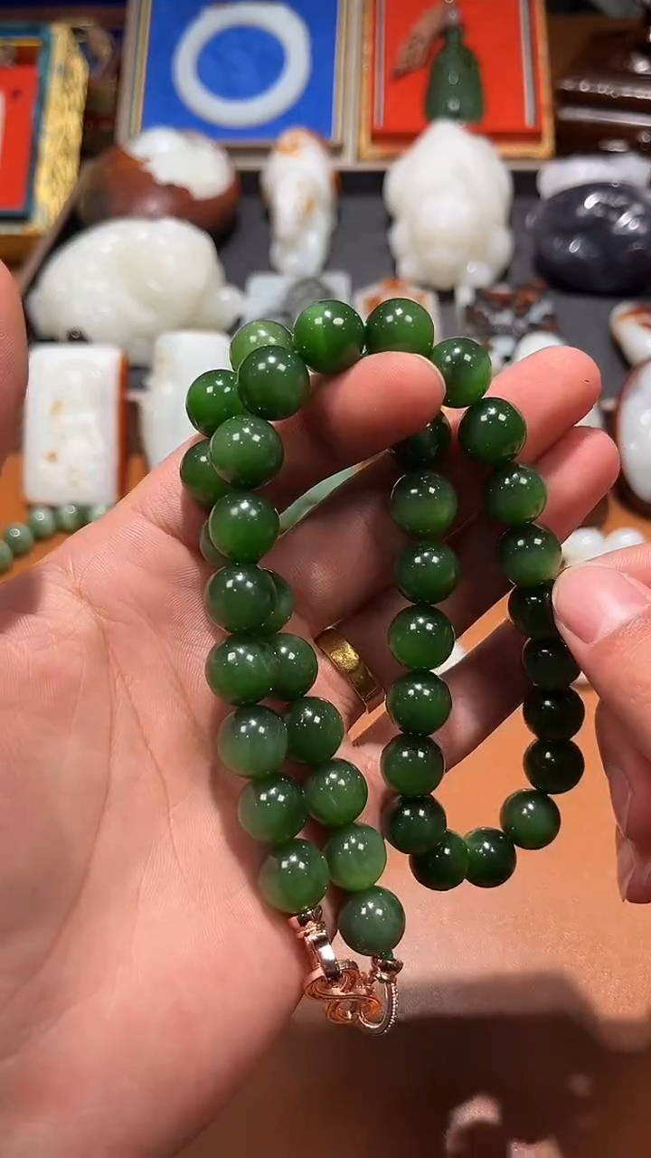 颈饰未镶嵌和田玉乡**。和田玉