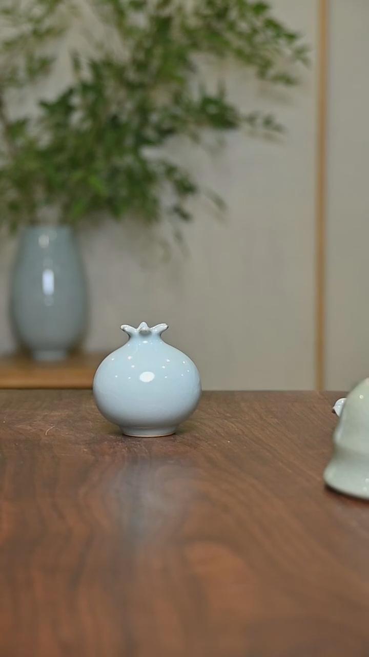 小石榴瓶微瑕 天青釉 朱家款