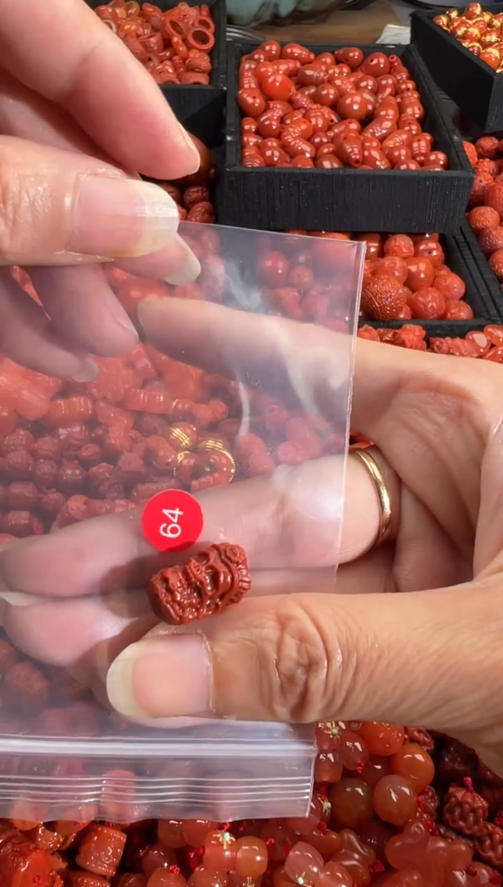 南红玛瑙未镶嵌颈饰1