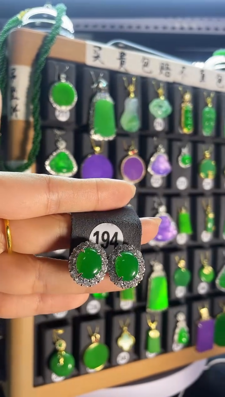 【闪购商品】翡翠耳饰银S925镶嵌194...