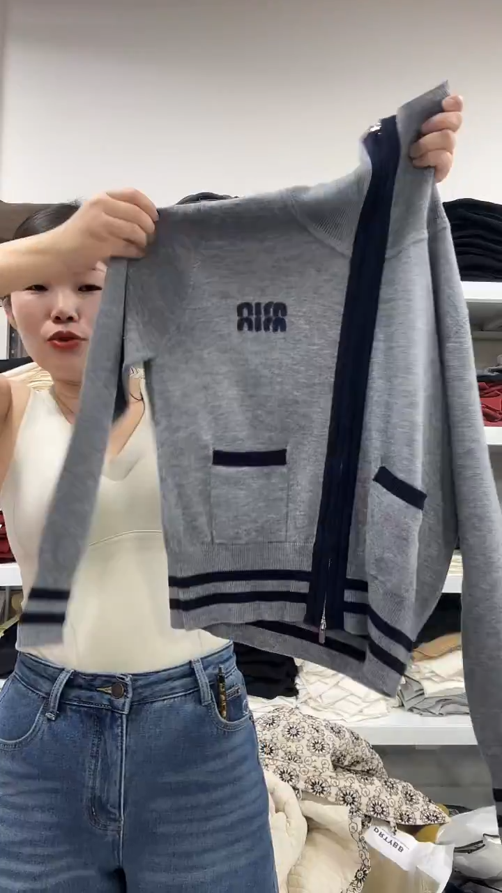 灰色开衫         