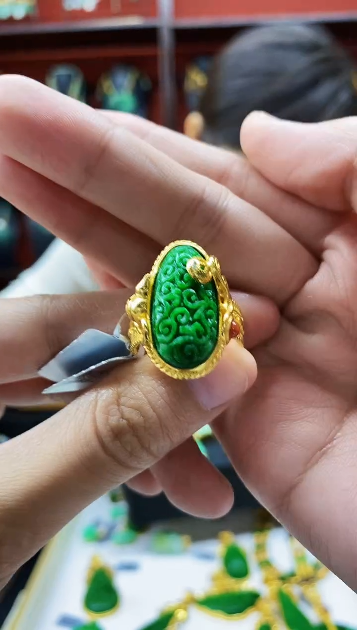 颈饰未镶嵌翡翠戒指