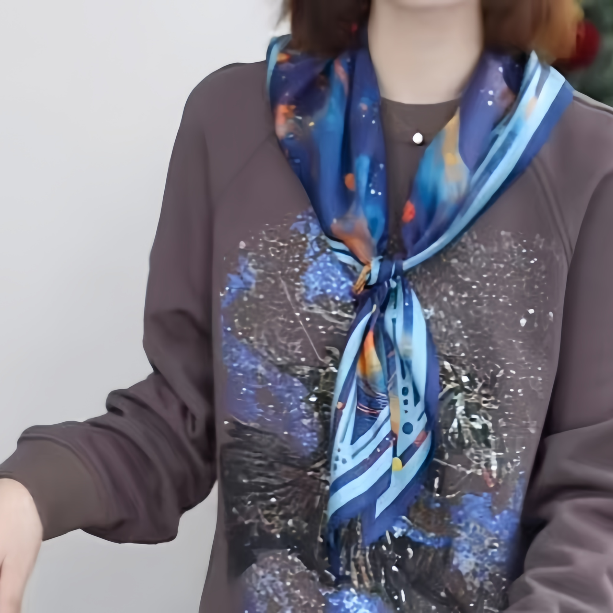 AMASS/阿玛施100% 桑蚕丝星空印花大气百搭飘逸三角丝巾女580056