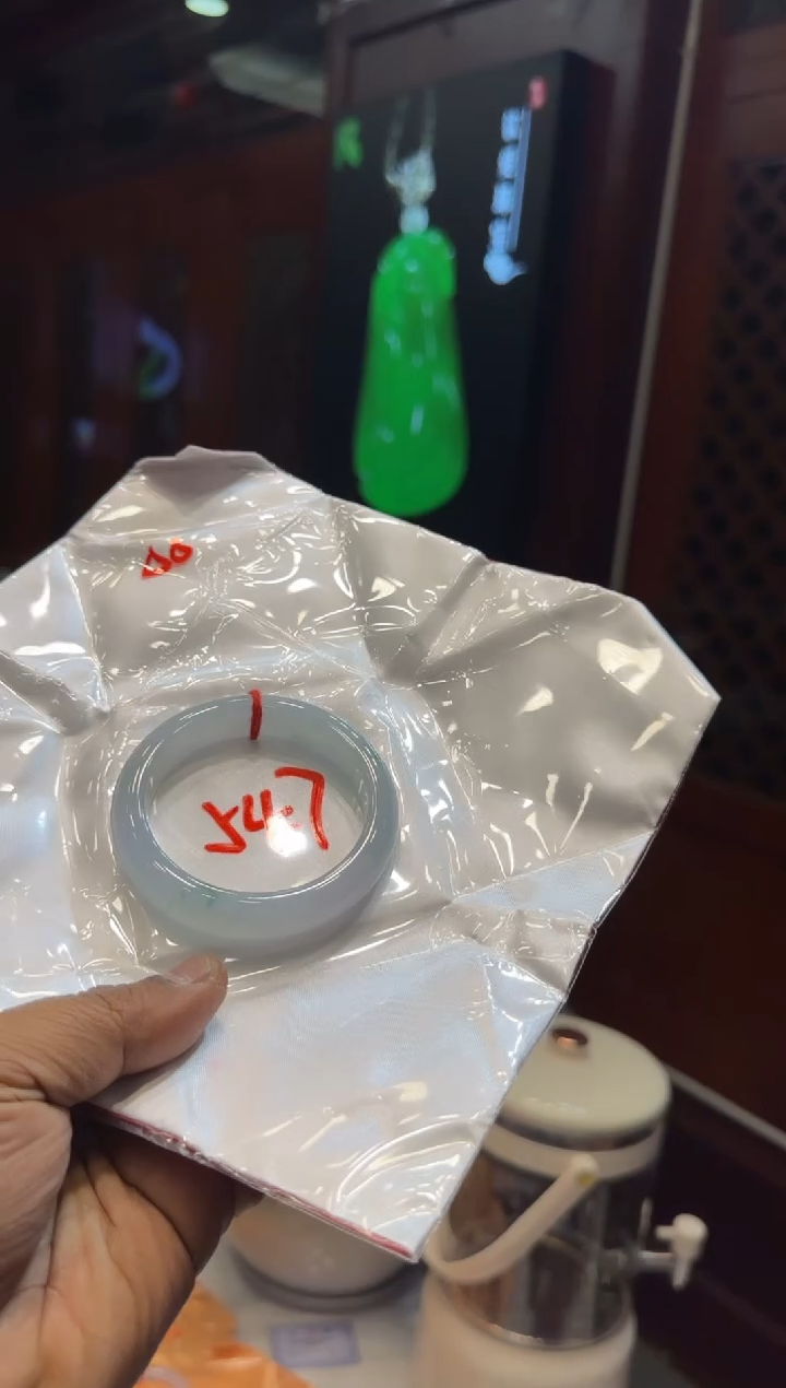 未镶嵌手镯翡翠手镯包容价