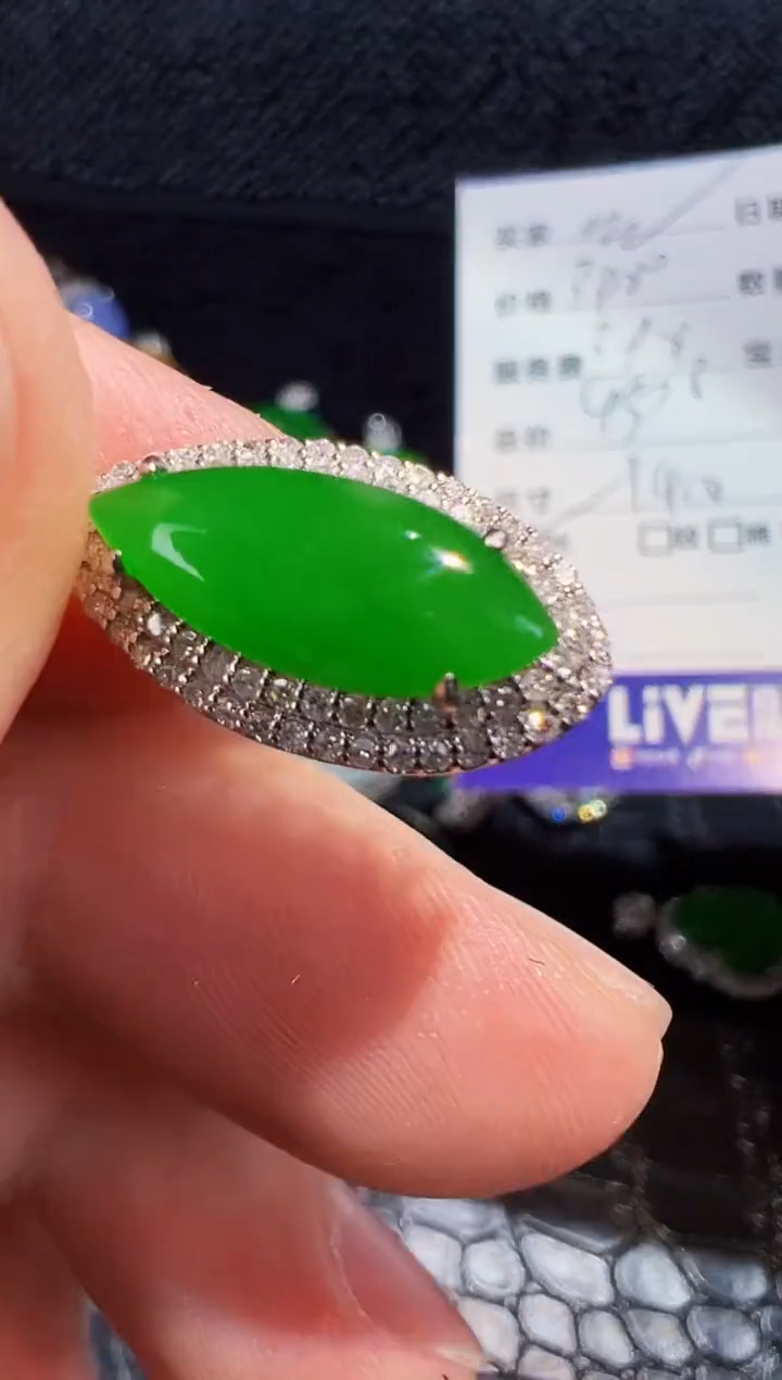 翡翠18K金镶嵌颈饰翡翠