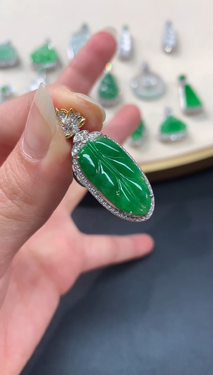 【闪购商品】翡翠吊坠(不含链)18K金镶嵌V38|8800+0