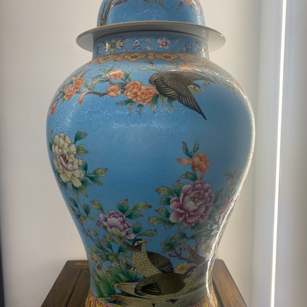 粉彩轧道花鸟将军罐