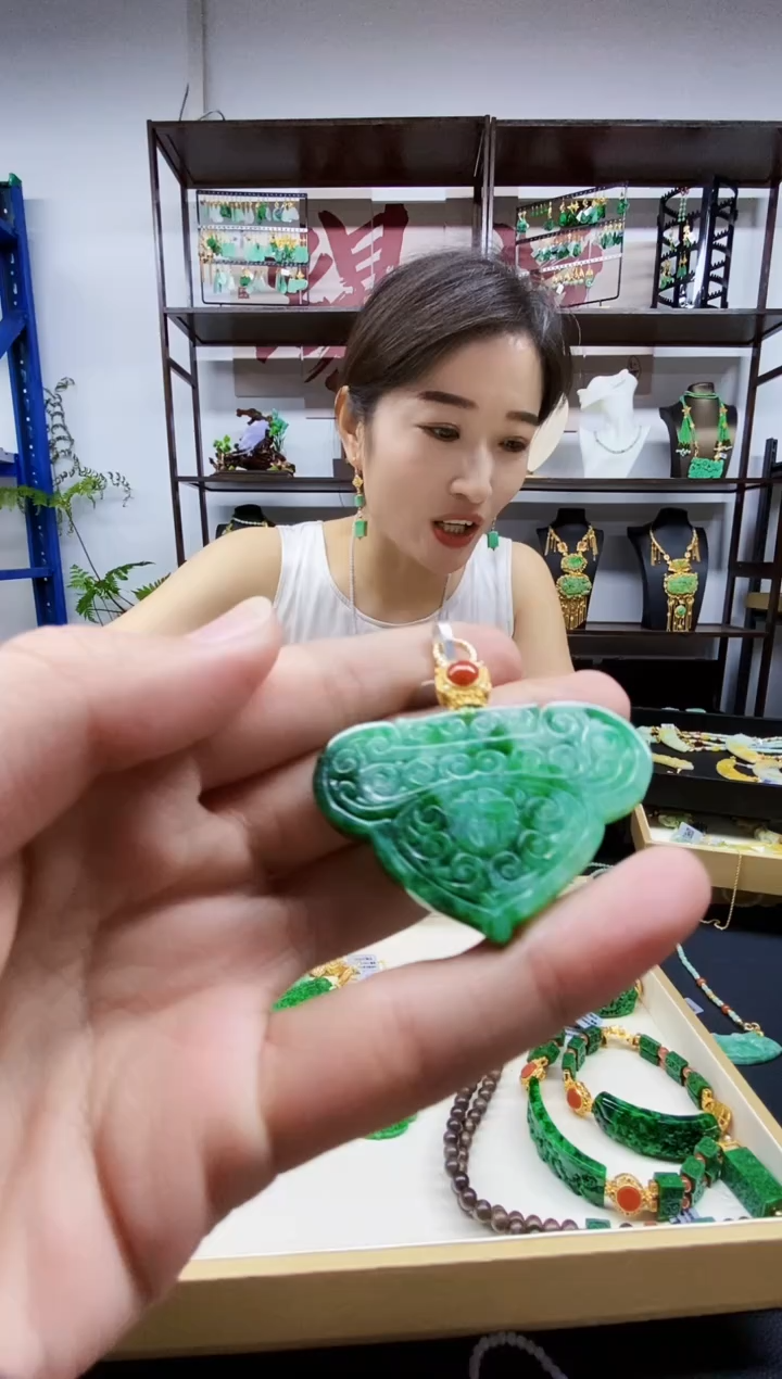 颈饰未镶嵌翡翠吊坠