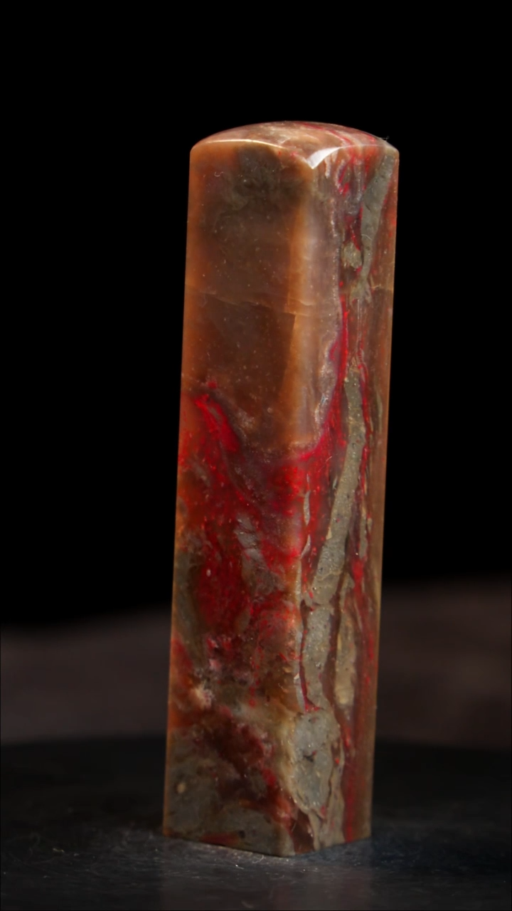 鸡血石牛角冻鸡血石