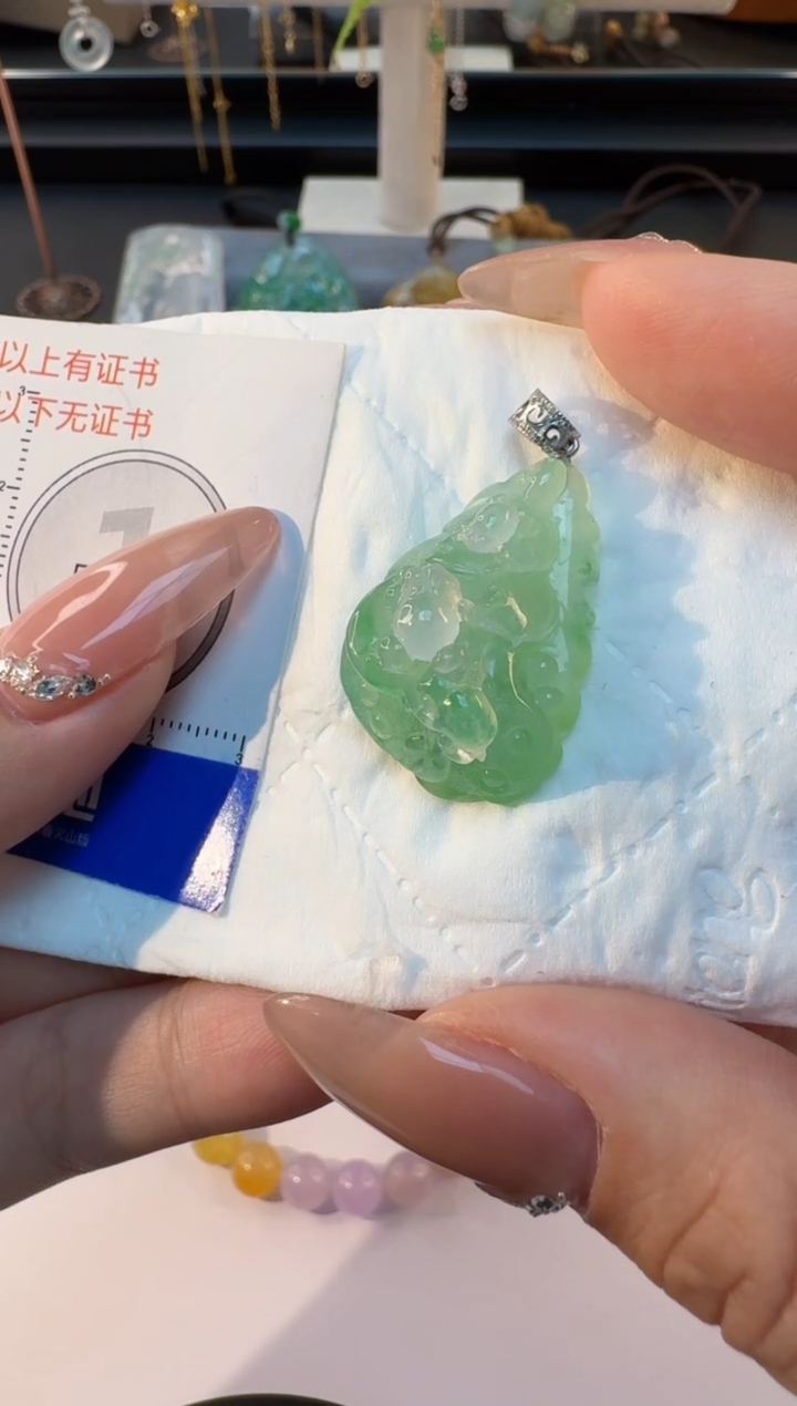 【闪购商品】翡翠吊坠(不含链)18K金镶嵌缅甸翡翠A货吊坠