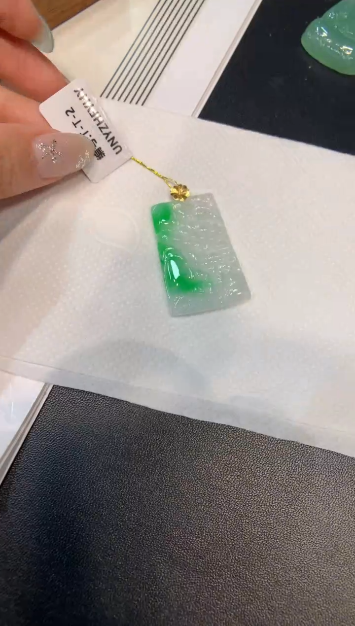 颈饰18K金镶嵌翡翠山水牌