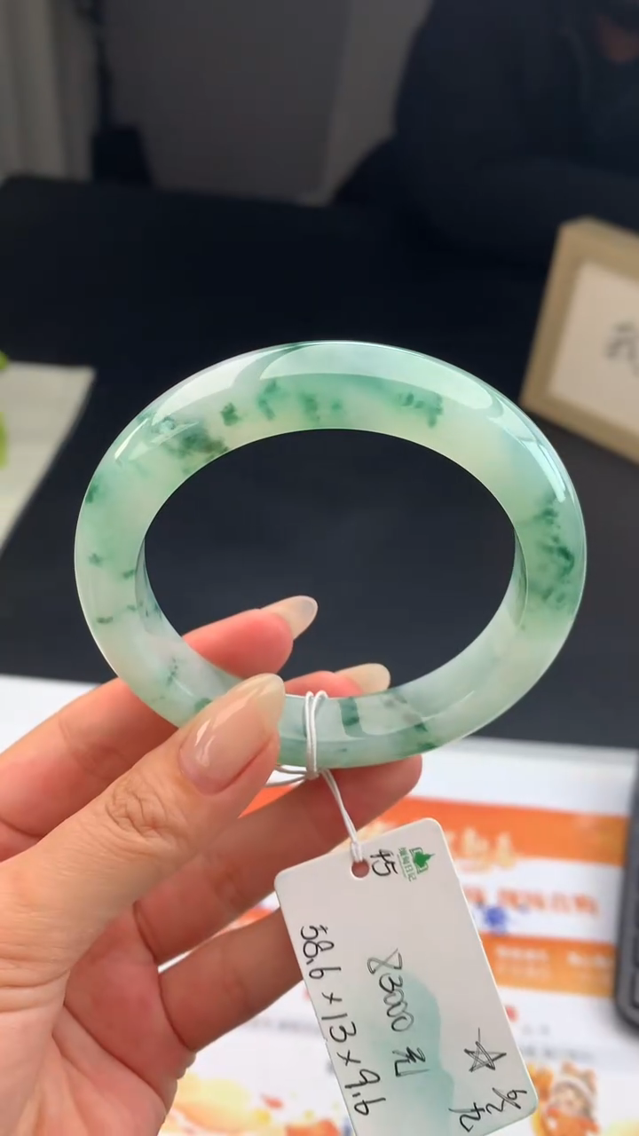 【闪购商品】翡翠手镯未镶嵌 #情人节#送礼，下单联系客服核对地址~