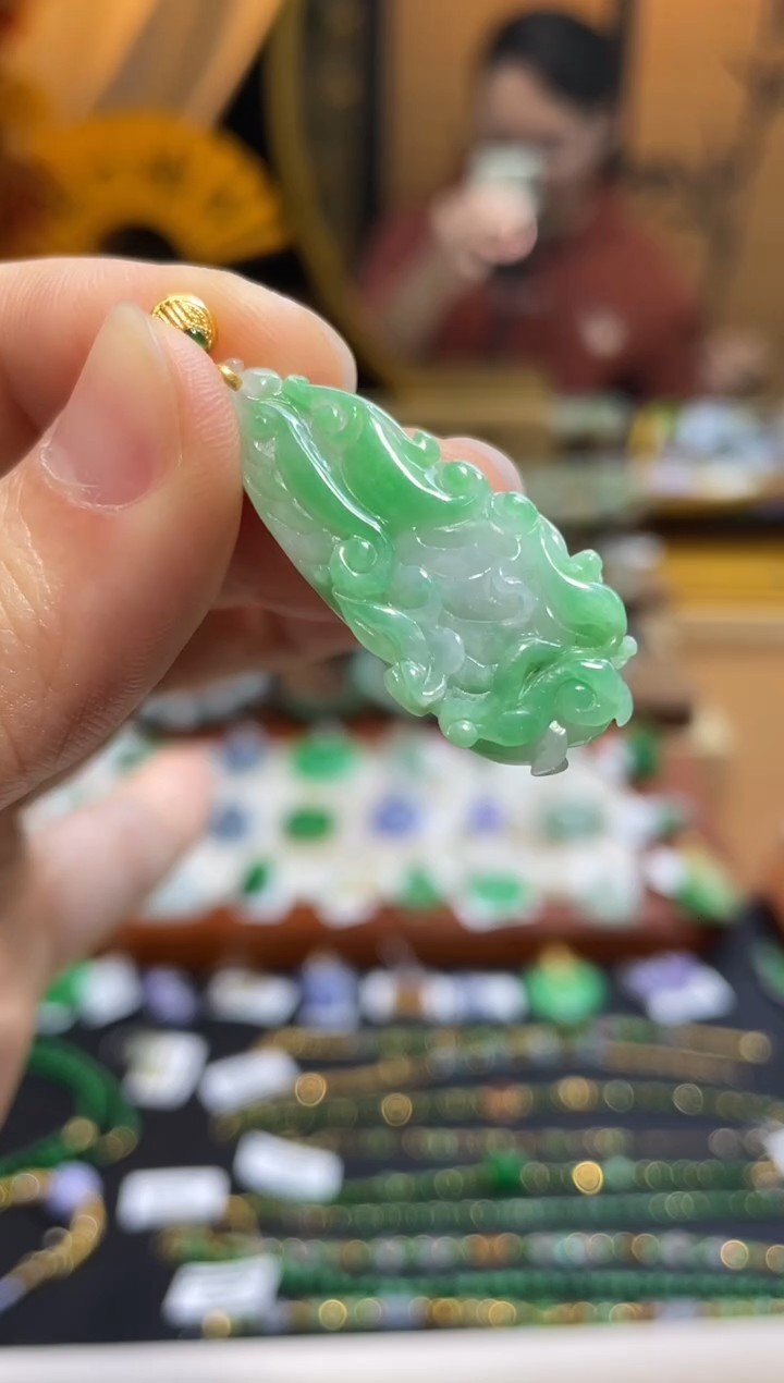 颈饰18K金镶嵌翡翠白菜