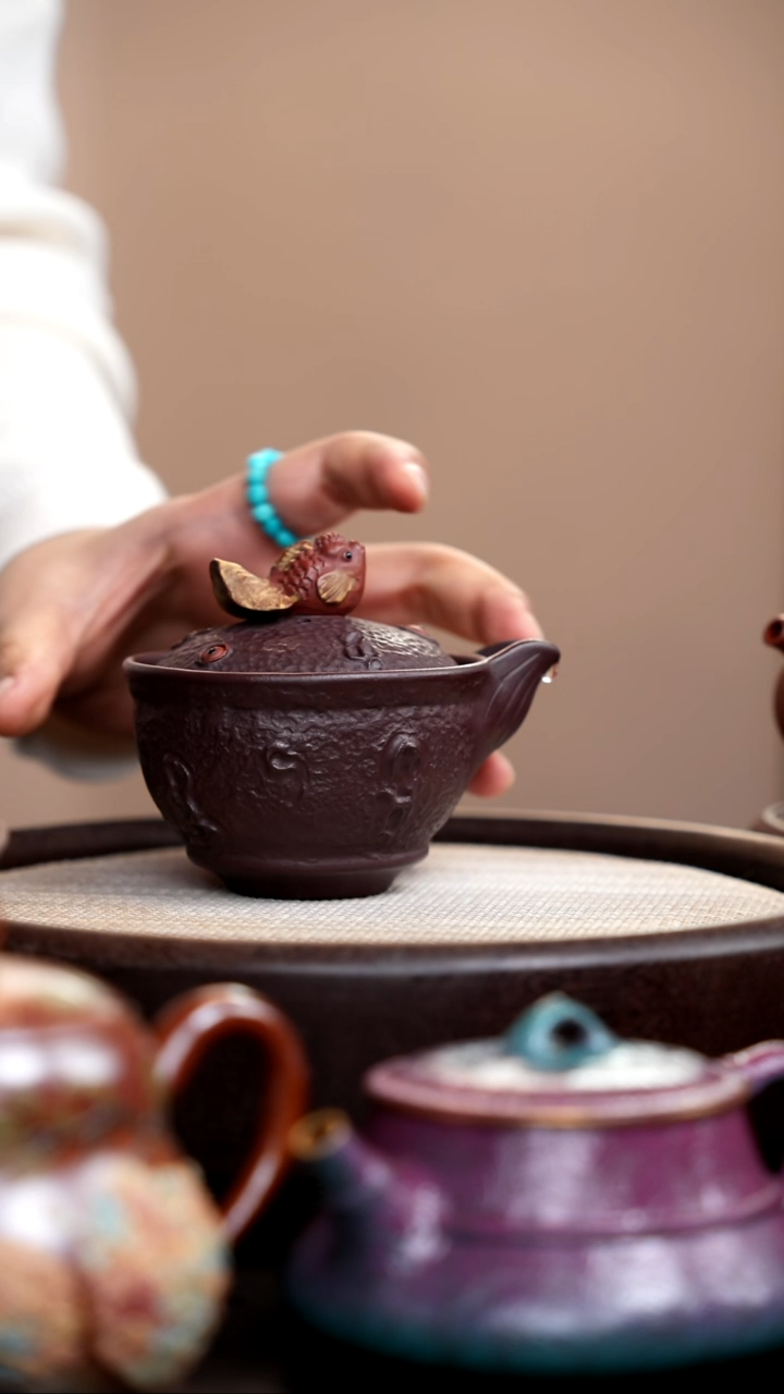 茶壶紫砂紫泥金鱼莲子手抓