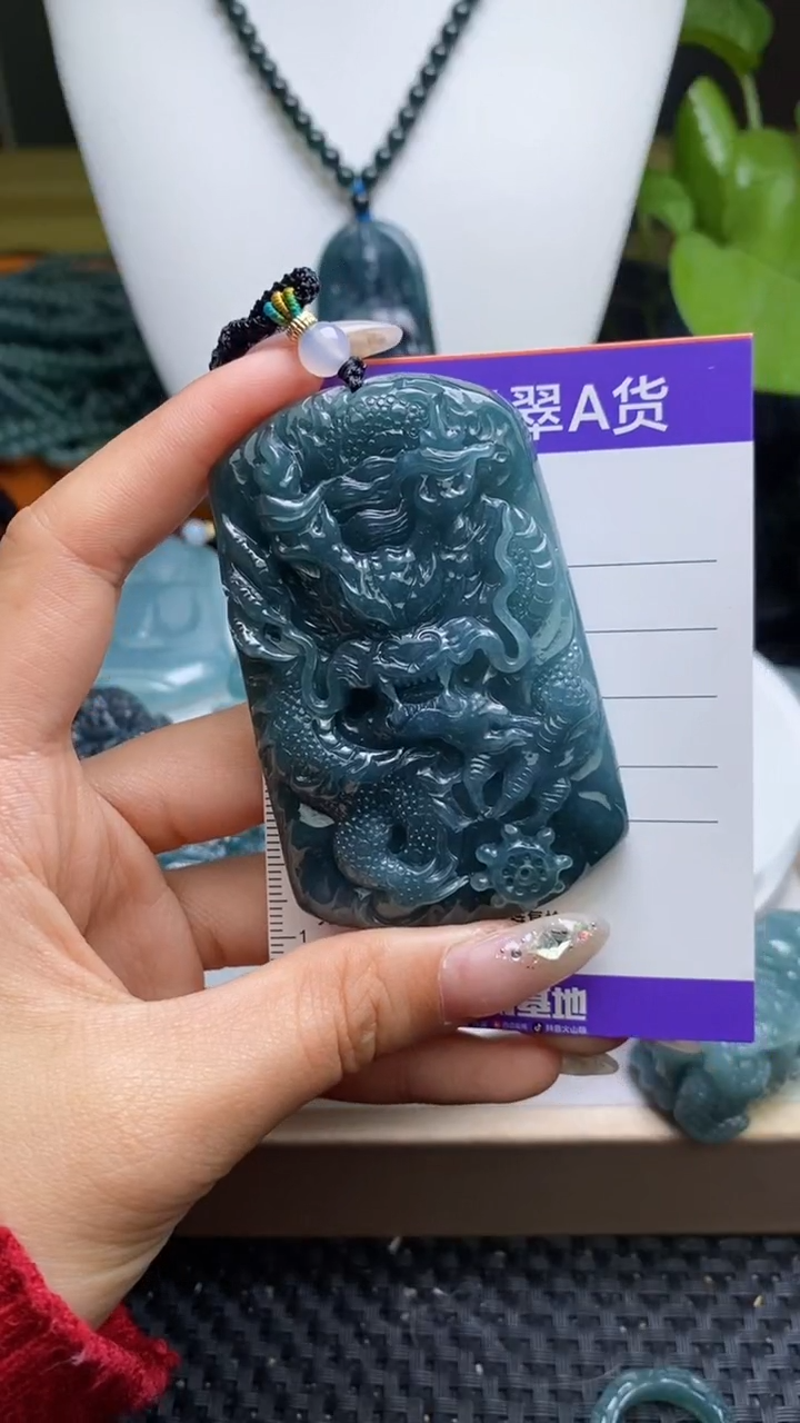 翡翠未镶嵌颈饰         