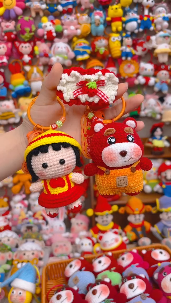 纯手工制作毛线钩织成品樱桃小丸子，草莓熊，赠送发夹