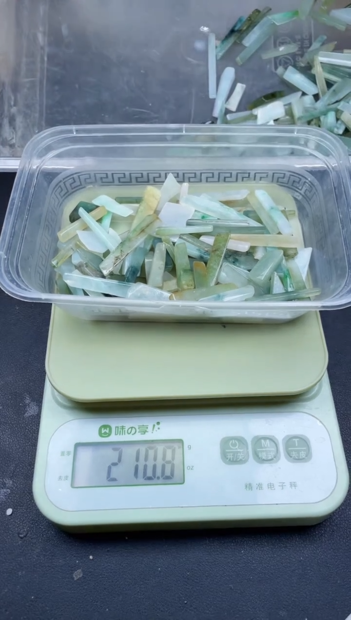 【闪购商品】翡翠颈饰未镶嵌天然翡翠边角小号200克22