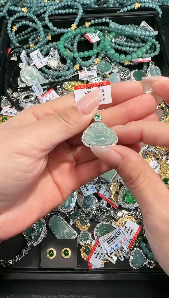 【闪购商品】翡翠吊坠(赠链)未镶嵌天然翡翠A货