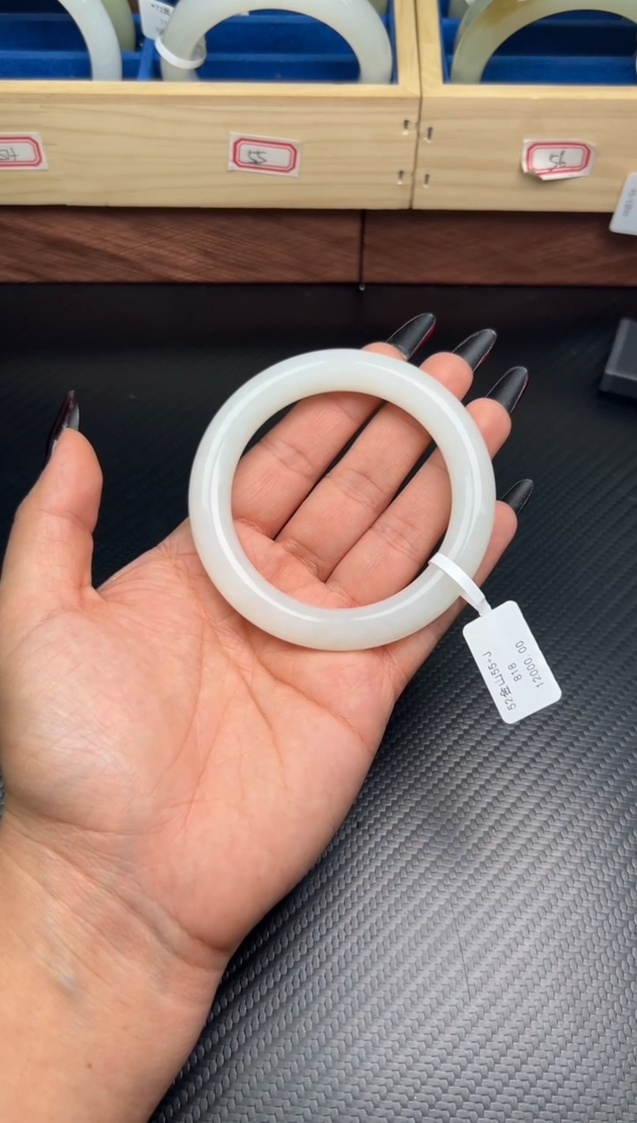 未镶嵌手镯和田玉金山微色差55+M