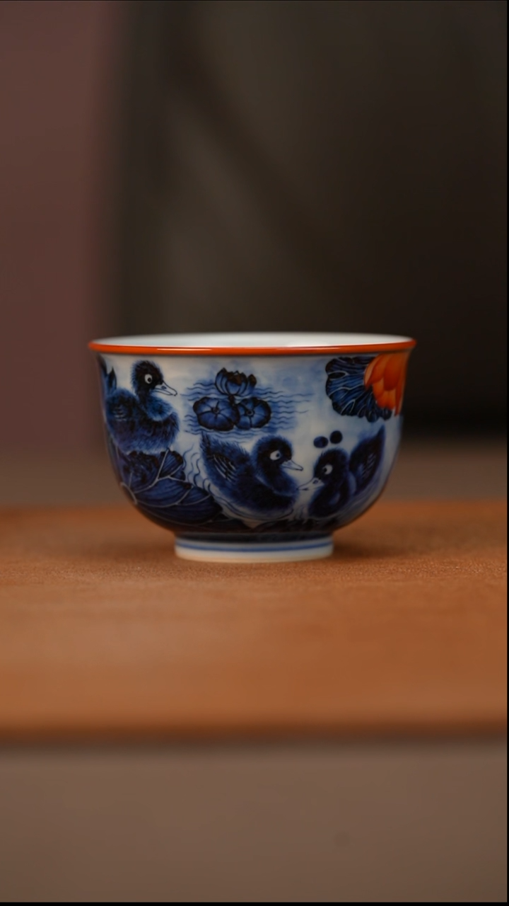 瓷又见春风青花矾红鸭子杯