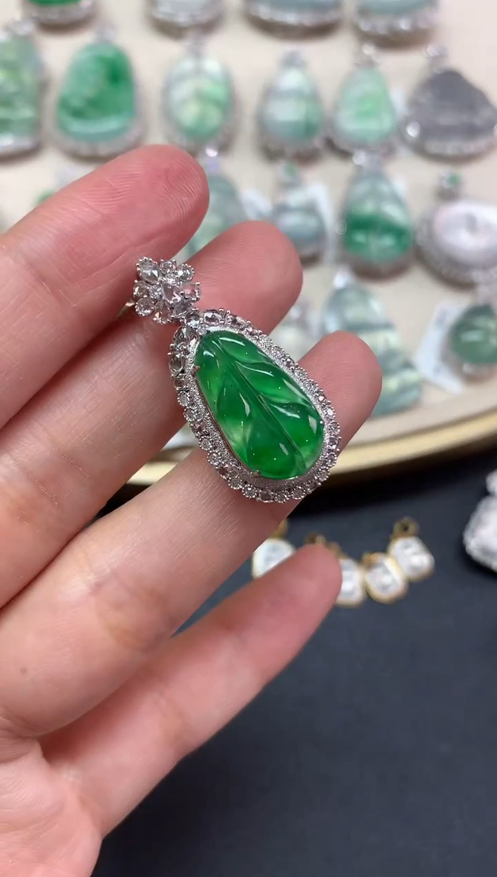 【闪购商品】翡翠吊坠(不含链)18K金镶嵌Q68|13800