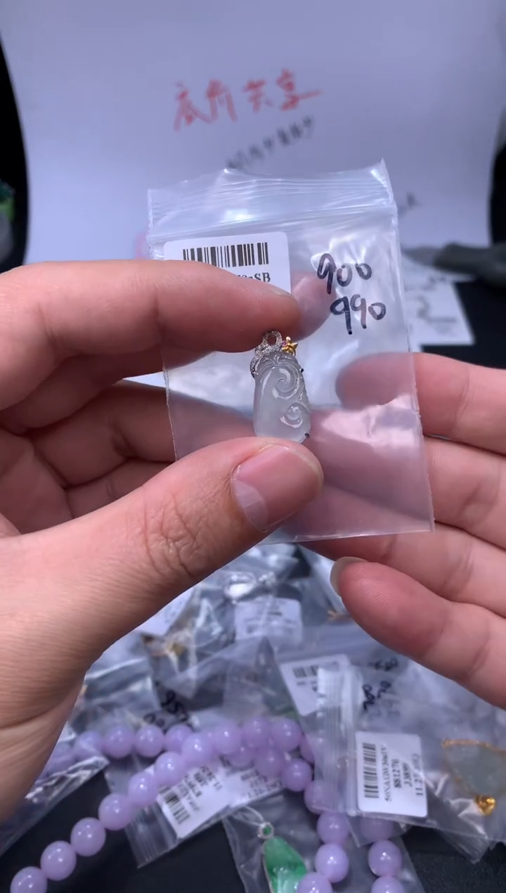 颈饰18K金镶嵌翡翠48小时鉴赏期 退货不扣服务费