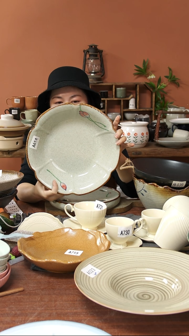 陶瓷A614陶瓷荷花盆一个微瑕30*6.5