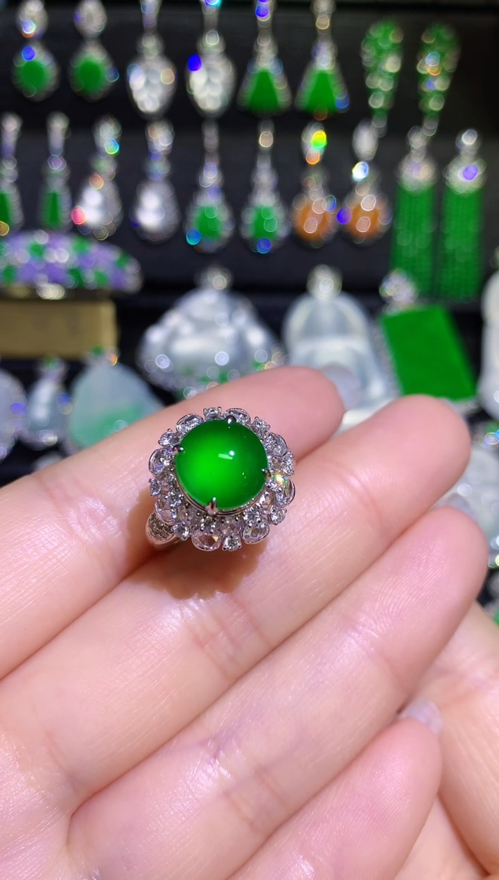 【闪购商品】翡翠18K金镶嵌戒指高冰满绿蛋面戒指