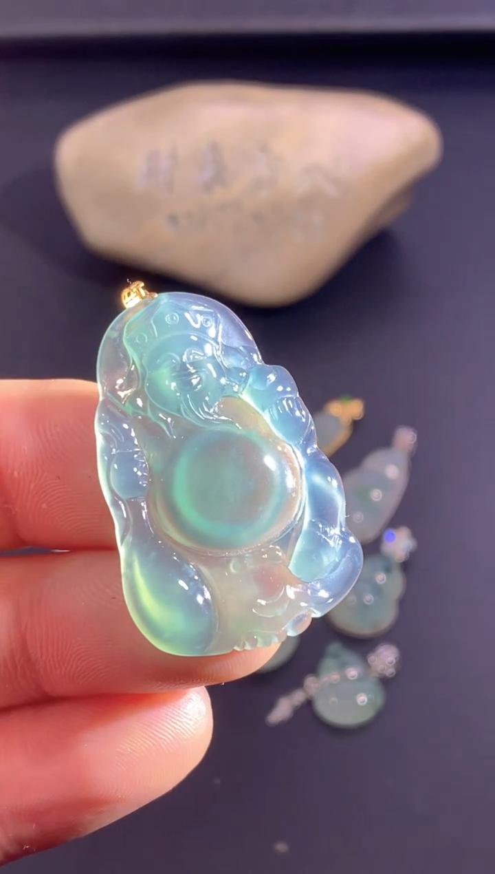 颈饰18K金镶嵌翡翠     