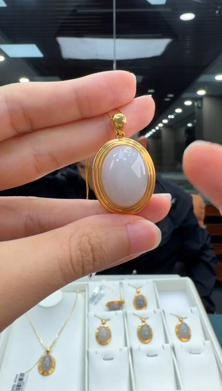 和田玉18K金镶嵌颈饰鸽子蛋配银链