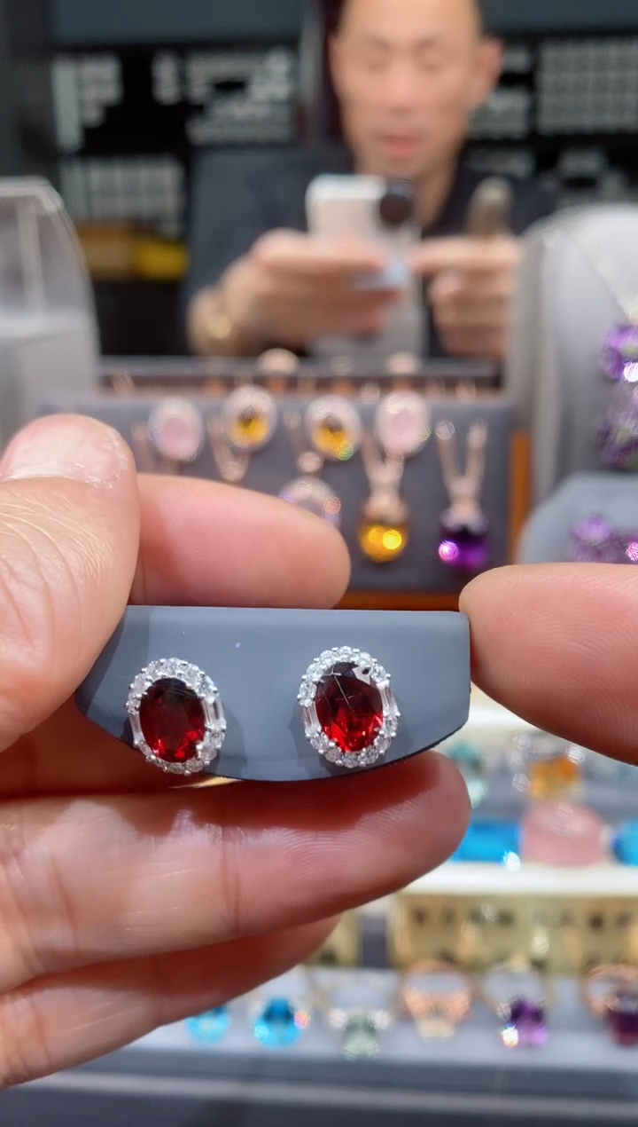 【闪购商品】石榴石耳钉银S925镶嵌石榴石耳钉
