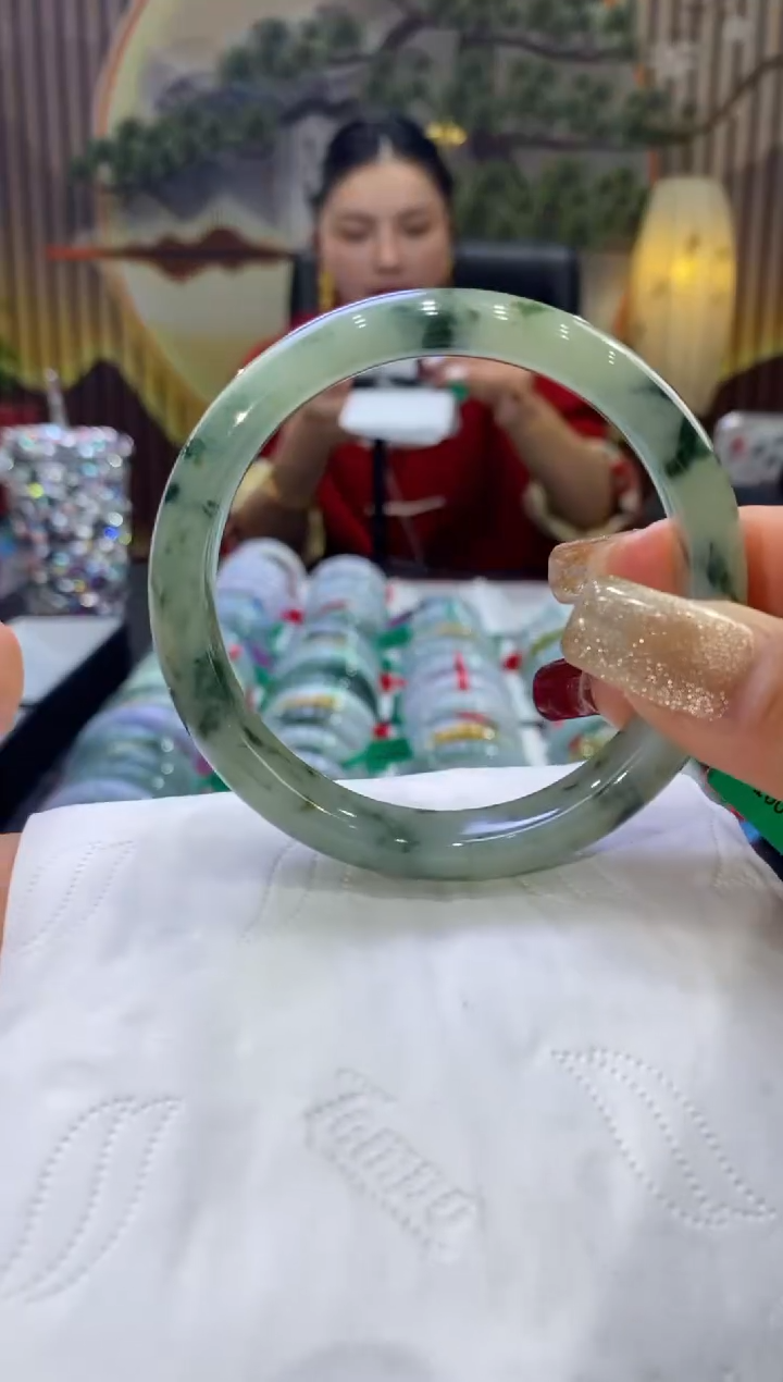 【闪购商品】翡翠手镯未镶嵌多人08558