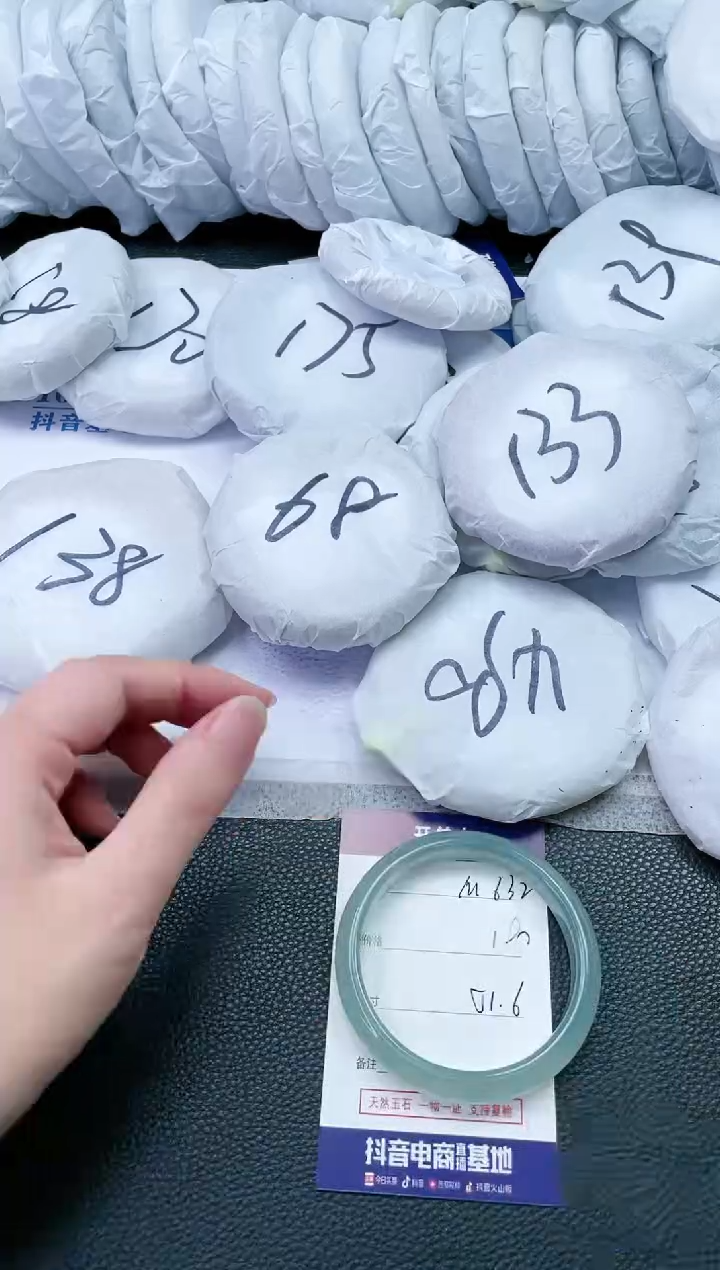 【闪购商品】石英质玉手镯未镶嵌M632