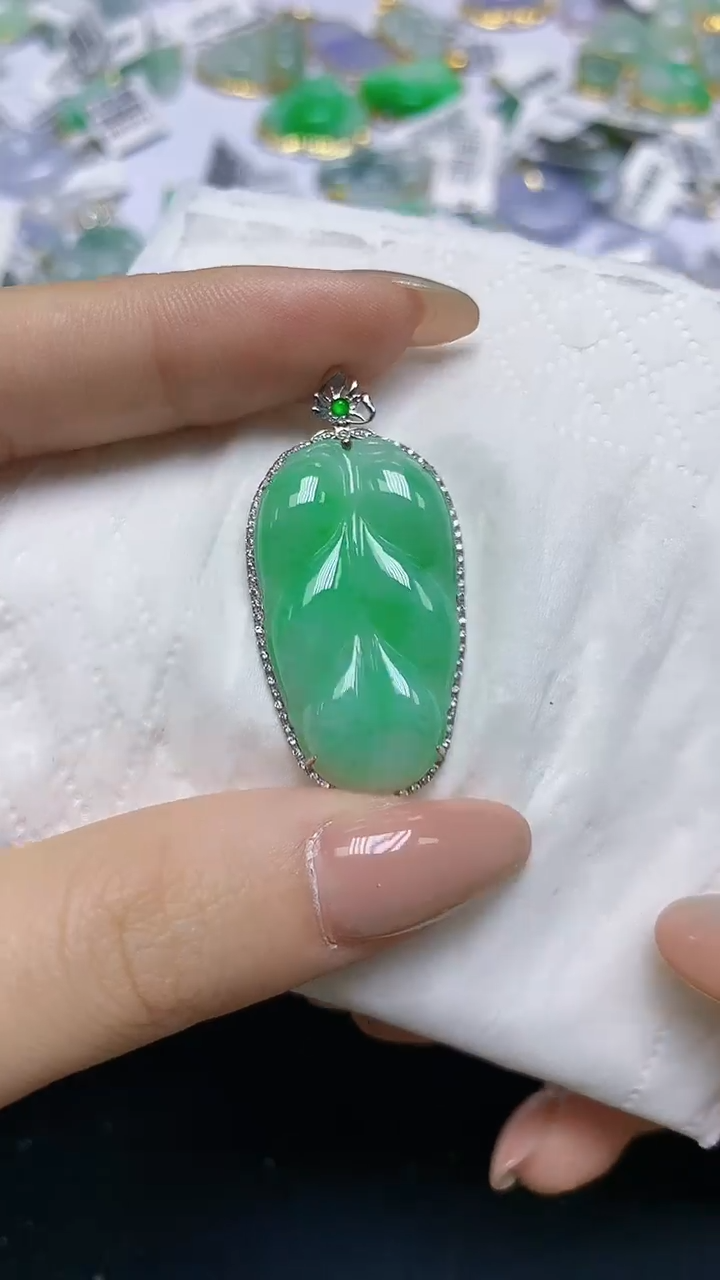 翡翠18K金镶嵌颈饰天然缅甸A货翡翠