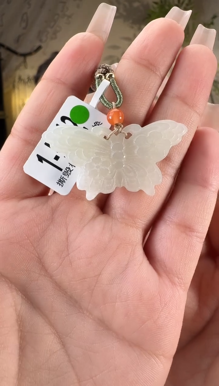 和田玉未镶嵌颈饰蝴蝶