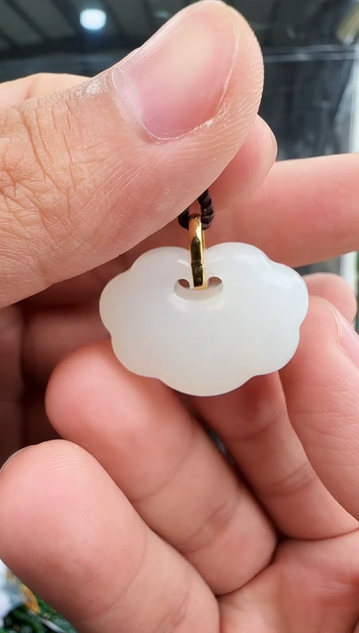 和田玉18K金镶嵌颈饰平安扣