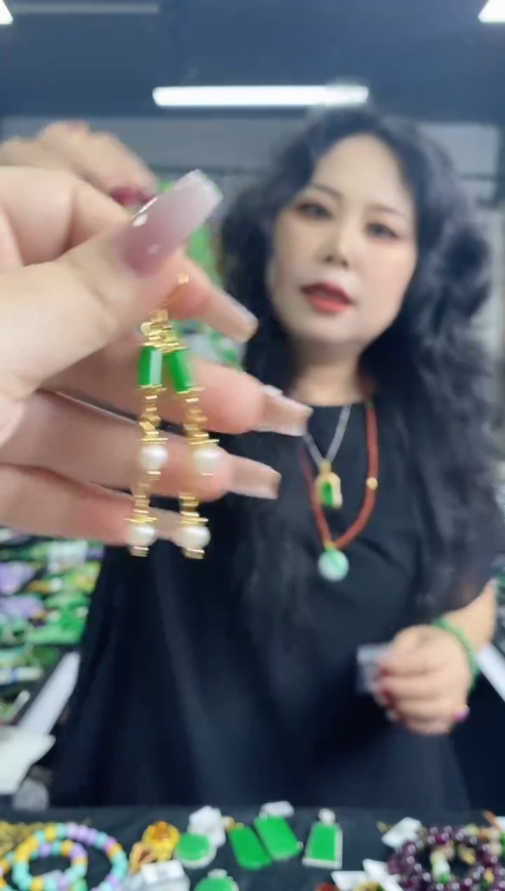 翡翠未镶嵌耳饰多样性发其一，颜色微差