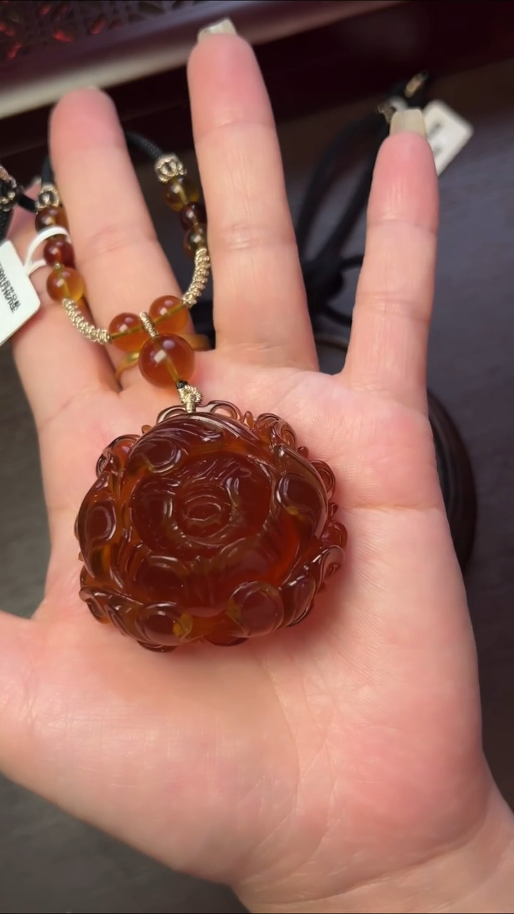 未镶嵌吊坠(赠链)琥珀手工雕刻件血红茶牡丹花
