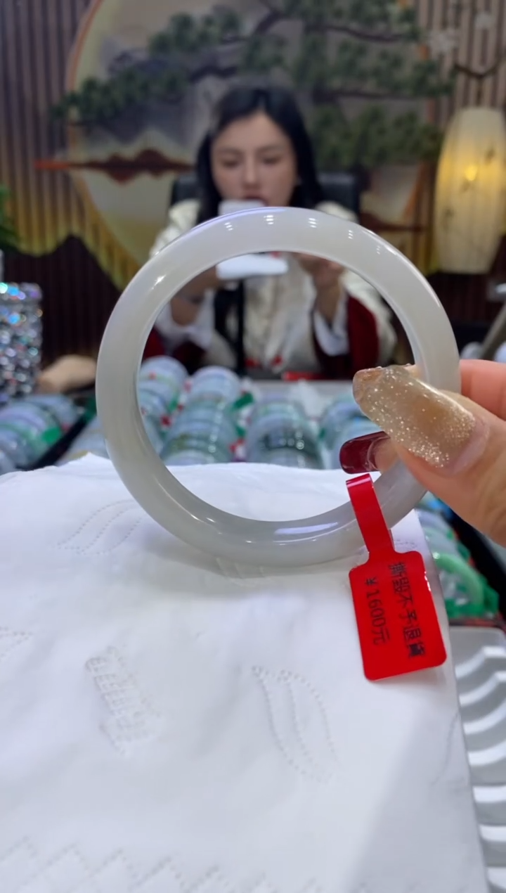 【闪购商品】翡翠手镯未镶嵌多人08150