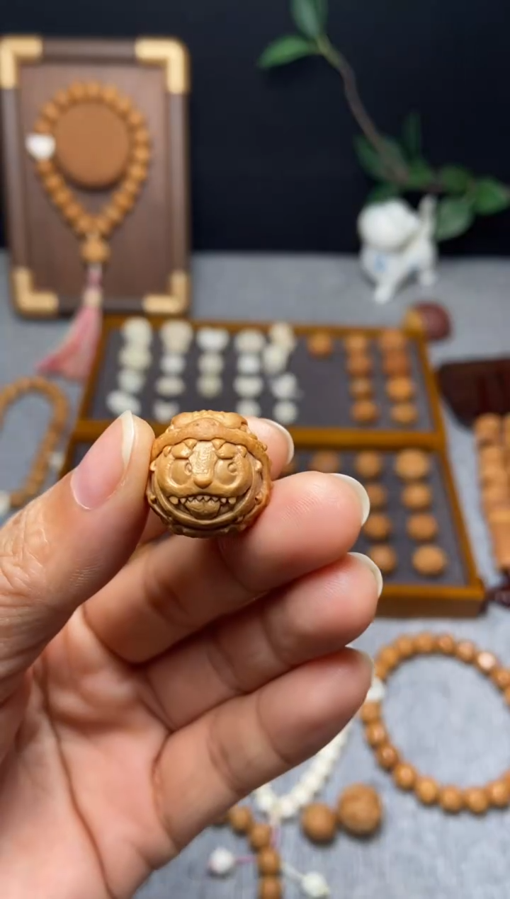 吊坠猴头核桃花*金蟾拉布布19+