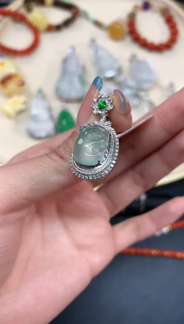 【闪购商品】翡翠吊坠(不含链)18K金镶嵌吊坠A176|6800