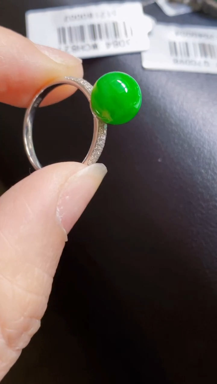 颈饰18K金镶嵌翡翠戒指