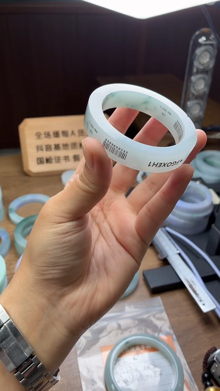 未镶嵌手镯定制翡翠霓**衣定制